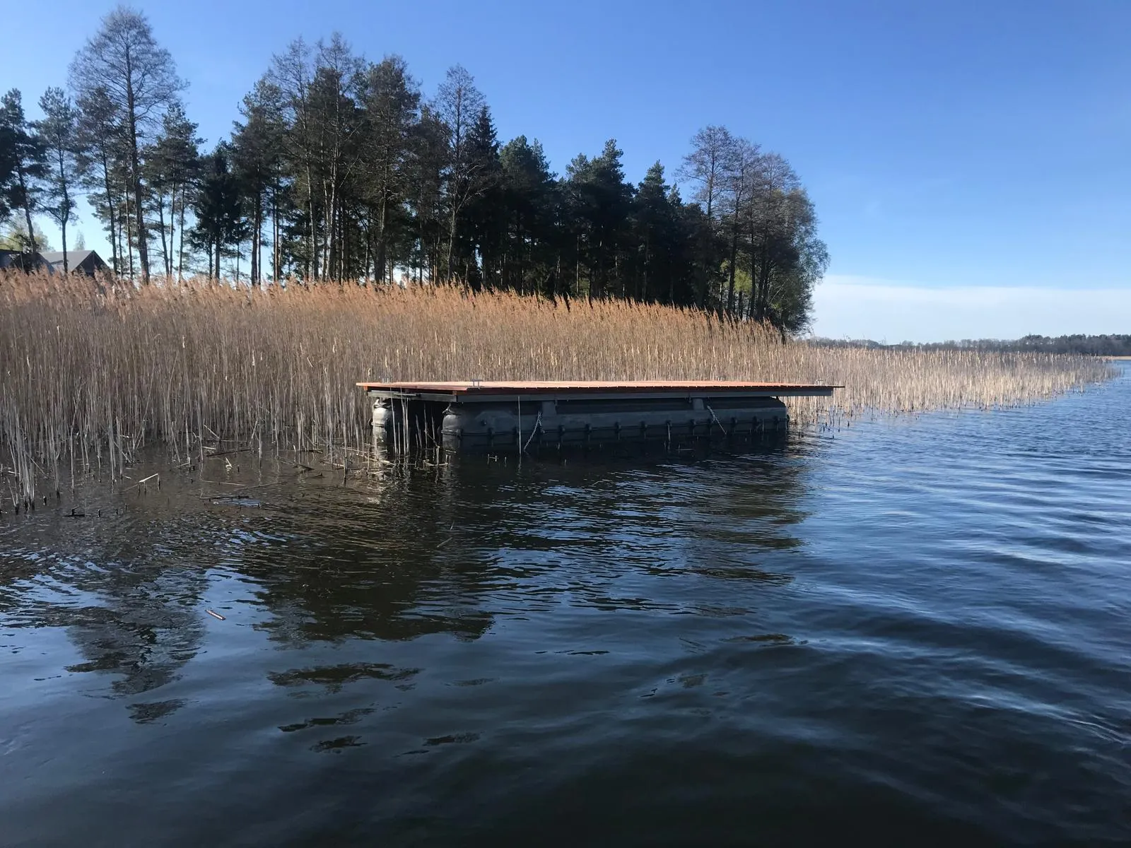 Prywatny pomost wędkarski nad jeziorem w miejscowości Kozin